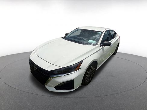 Used 2025 Nissan Altima 2.5 SV FWD image 4