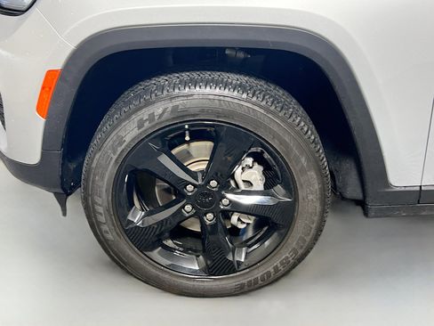 Used 2024 Jeep Grand Cherokee Altitude image 13