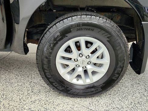 Used 2017 Nissan Frontier SV w/ SV Value Truck Package AWD/4WD image 9