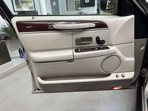 Used 2004 Lincoln Town Car Executive image 10