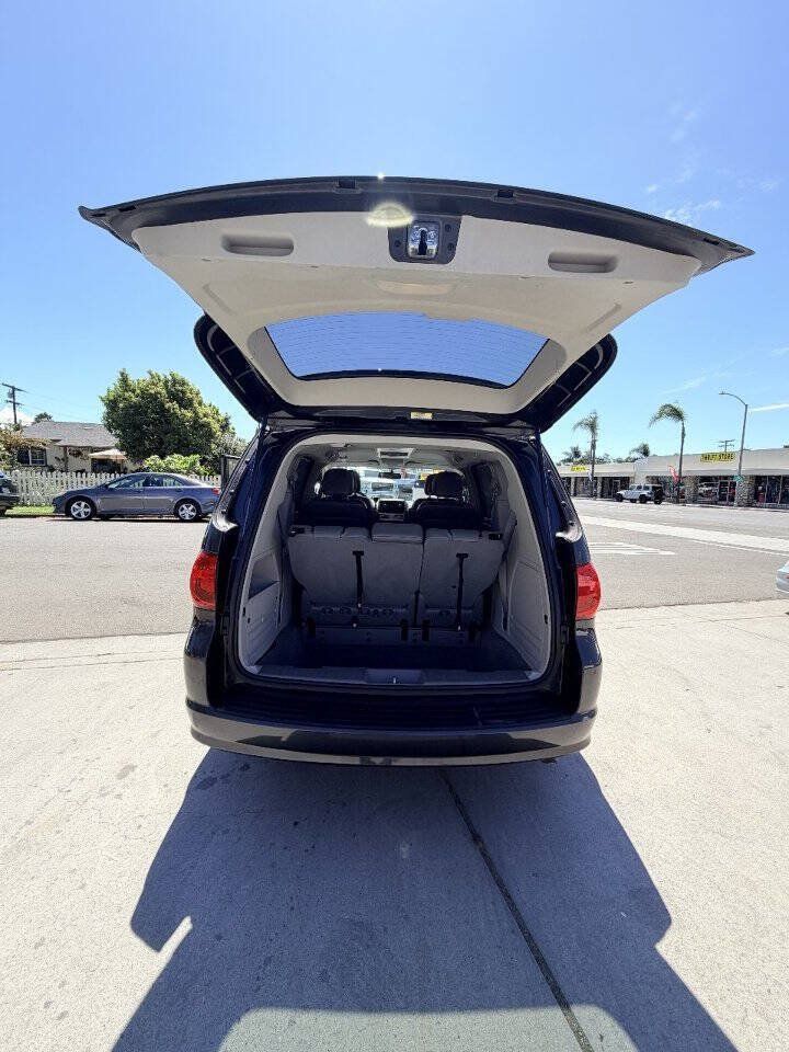 Used 2011 Volkswagen Routan SE FWD image 16