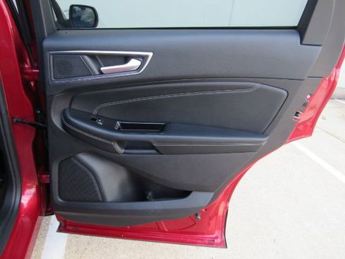 Used 2020 Ford Edge Titanium image 23