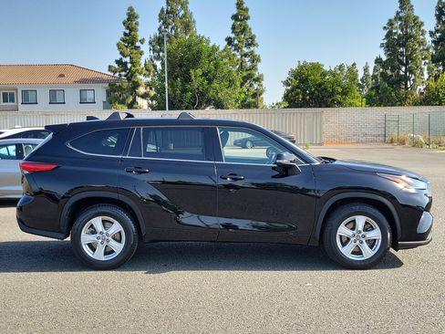 Used 2021 Toyota Highlander LE FWD image 5
