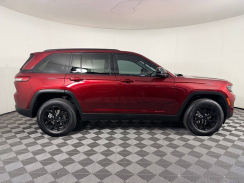 Used 2025 Jeep Grand Cherokee Altitude AWD/4WD image 5