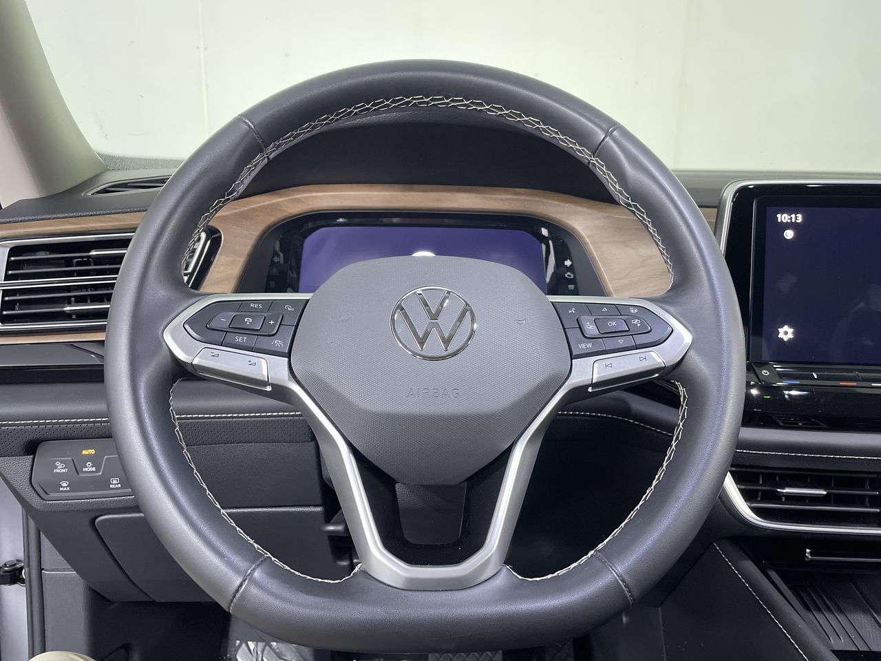 Used 2025 Volkswagen Atlas SE AWD/4WD image 13