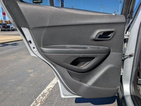 Used 2022 Chevrolet Trax LT w/ LT Convenience Package image 14