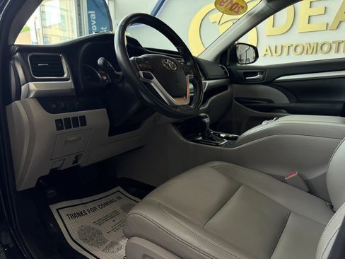Used 2019 Toyota Highlander XLE AWD/4WD image 13