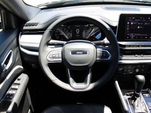 Used 2025 Jeep Compass Latitude AWD/4WD image 16