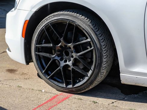 Used 2019 Chrysler 300 Limited image 64