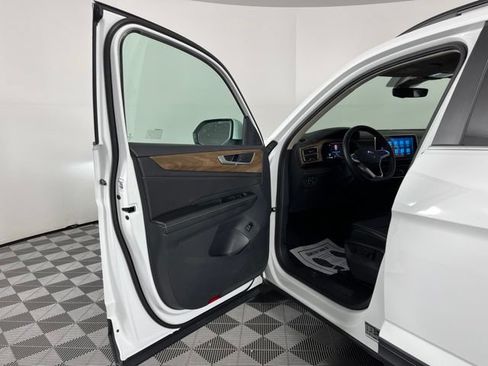 Used 2025 Volkswagen Atlas SE FWD image 18