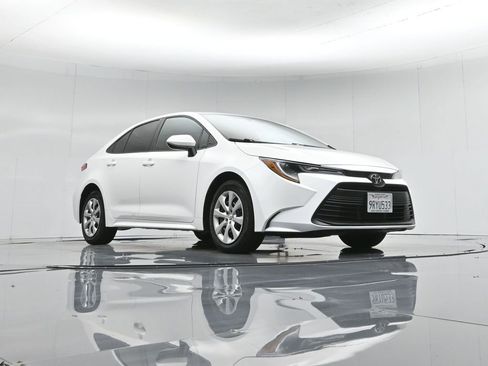 Used 2025 Toyota Corolla LE image 47