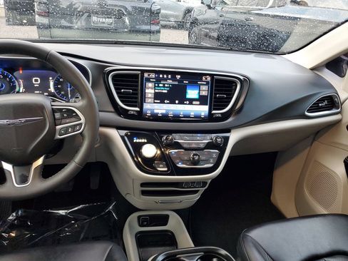 Used 2024 Chrysler Pacifica Touring-L FWD image 12