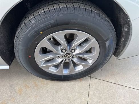 Used 2024 Toyota Sienna LE image 12