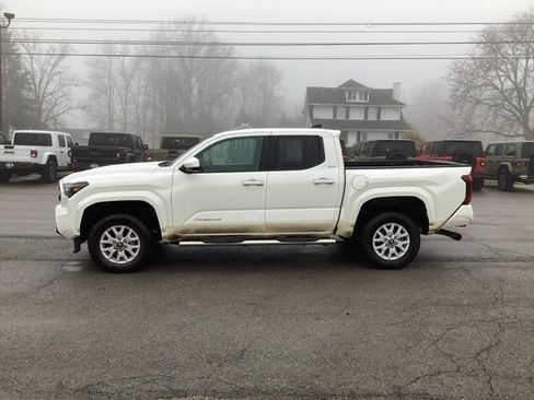 Used 2025 Toyota Tacoma SR5 image 4