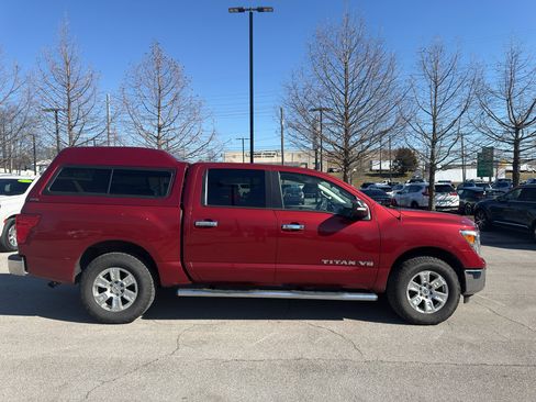Used 2018 Nissan Titan SV image 5