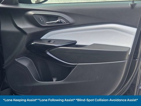 Used 2025 Chevrolet Trax LT FWD image 7