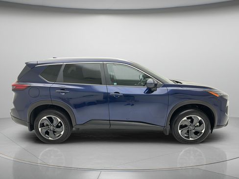 Used 2024 Nissan Rogue SV w/ SV Premium Package AWD/4WD image 3
