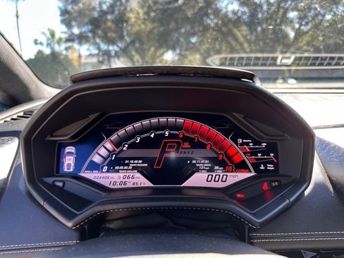 Used 2021 Lamborghini Huracan EVO image 16