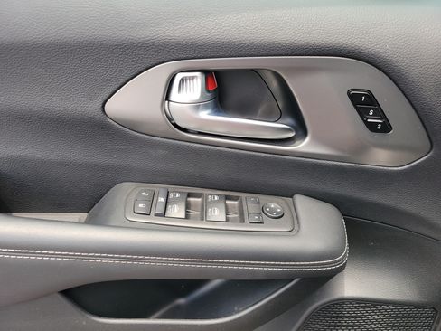 Used 2026 Chrysler Pacifica Select FWD image 7