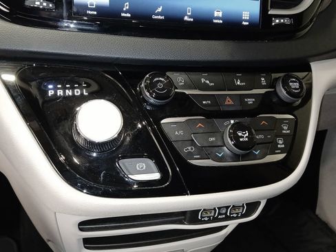 Used 2024 Chrysler Pacifica Touring-L FWD image 21
