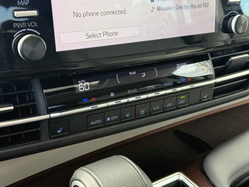 Used 2024 Toyota Sienna XLE FWD image 29
