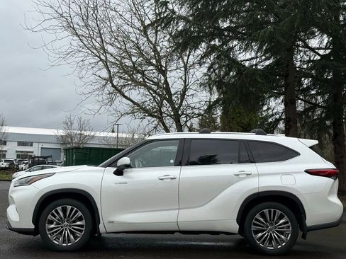 Used 2021 Toyota Highlander Platinum image 2