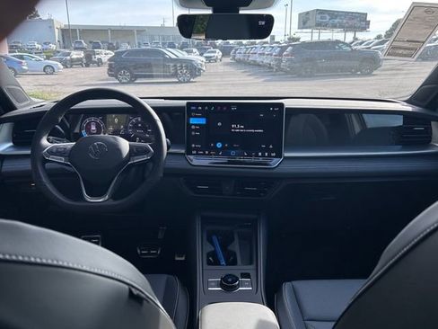 New 2026 Volkswagen Tiguan SE R-Line FWD image 13
