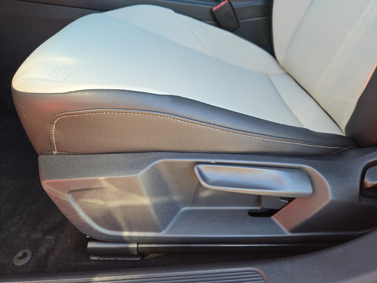 Used 2020 Volkswagen Jetta R-Line w/ R-Line Cold Weather Package FWD image 25