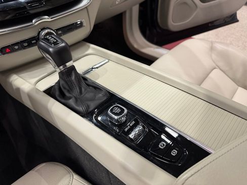 Used 2018 Volvo XC60 T5 Momentum w/ Convenience Package image 38