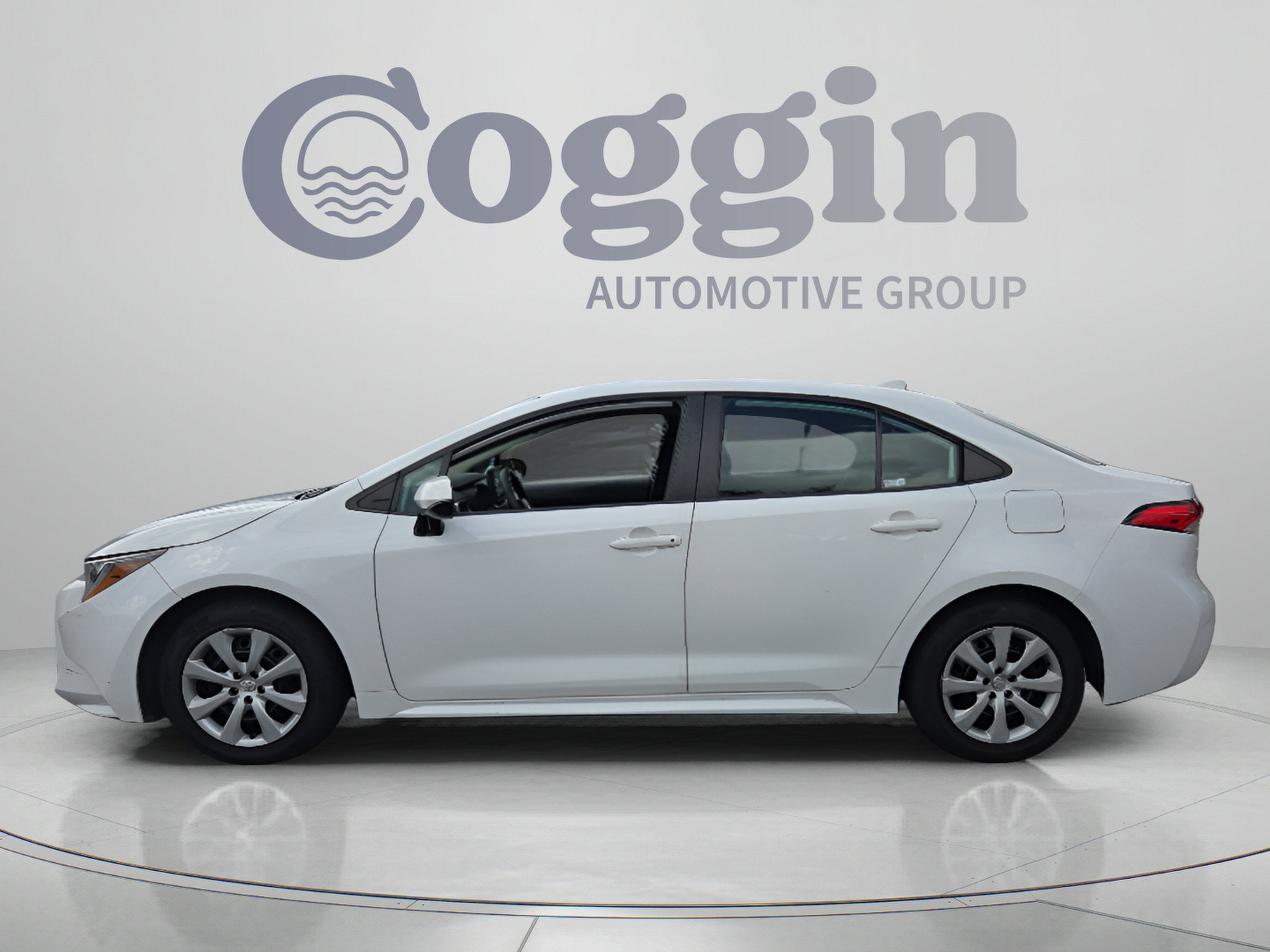 Used 2022 Toyota Corolla LE FWD image 2