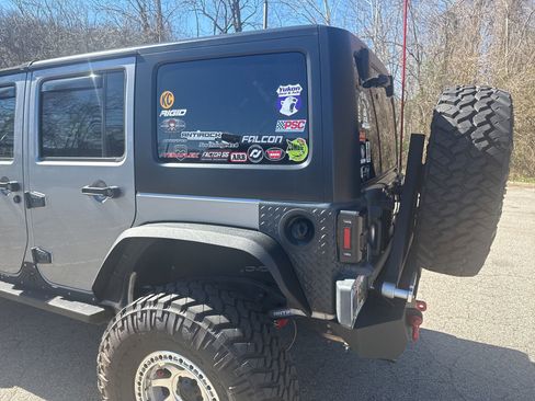 Used 2018 Jeep Wrangler Unlimited Rubicon w/ Cold Weather Group image 10