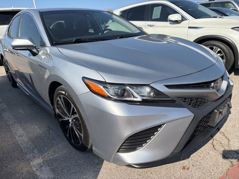 Used 2020 Toyota Camry image 3