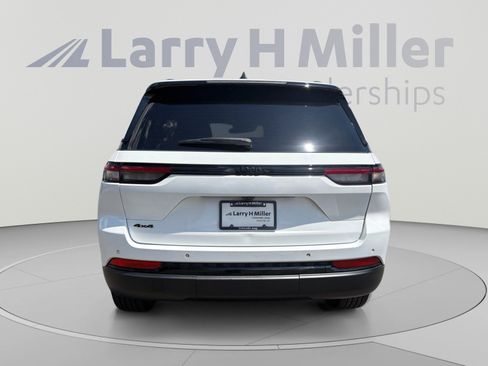 Used 2024 Jeep Grand Cherokee Altitude AWD/4WD image 4