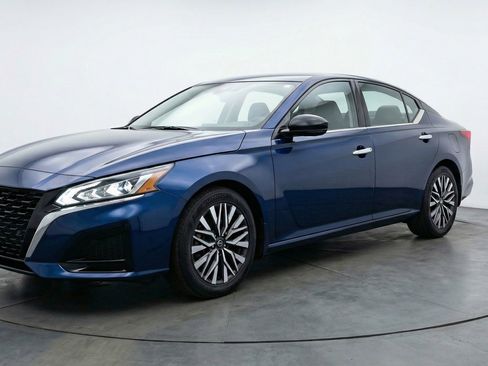 Used 2025 Nissan Altima 2.5 SV FWD image 3