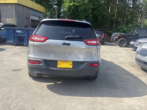 Used 2021 Jeep Grand Cherokee Laredo RWD image 7