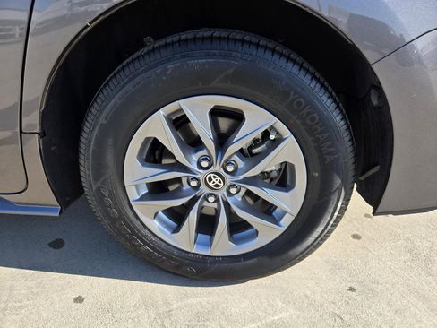 Used 2024 Toyota Sienna XLE image 28