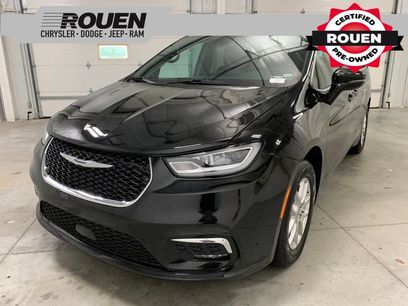 Used 2025 Chrysler Pacifica Select