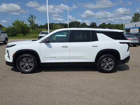 Used 2025 Chevrolet Traverse LT AWD/4WD image 2