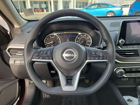 Used 2025 Nissan Altima 2.5 SV FWD image 19