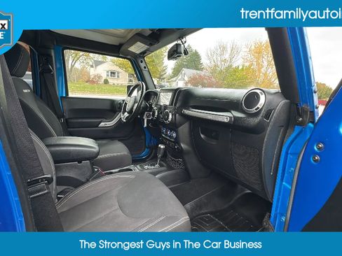 Used 2015 Jeep Wrangler Unlimited Rubicon w/ Connectivity Group image 44