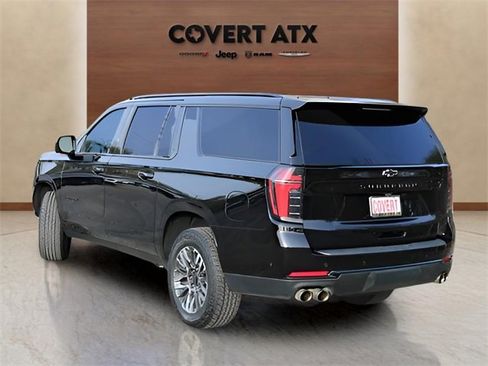 Used 2025 Chevrolet Suburban Z71 image 3