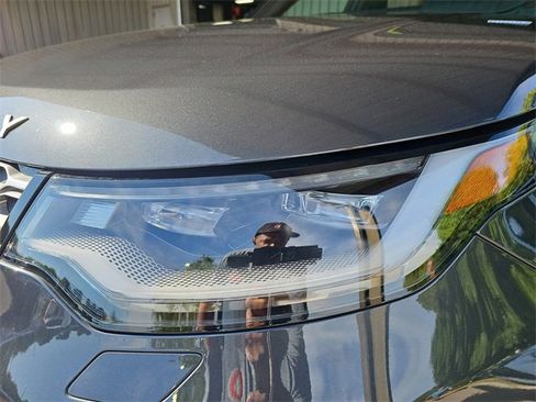Used 2024 Land Rover Discovery Metropolitan Edition image 34