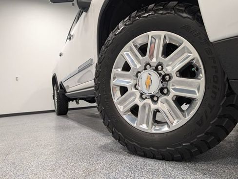 Used 2024 Chevrolet Silverado 2500 High Country w/ Technology Package AWD/4WD image 2