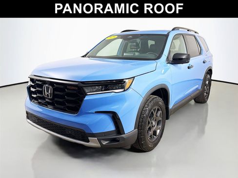 Used 2025 Honda Pilot TrailSport image 4