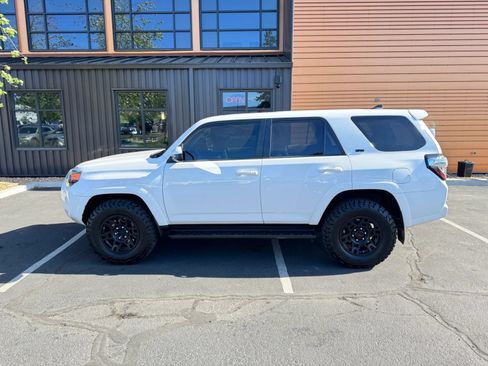 Used 2018 Toyota 4Runner SR5 AWD/4WD image 2