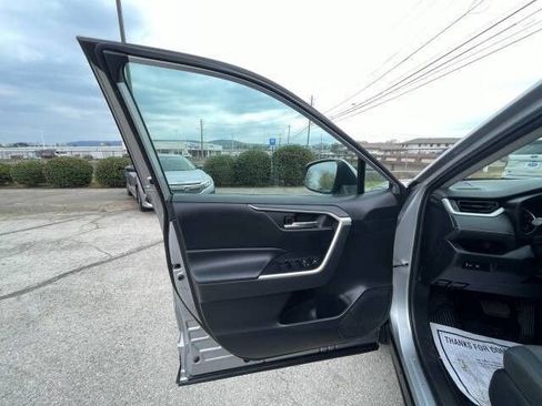 Used 2019 Toyota RAV4 XLE FWD image 9