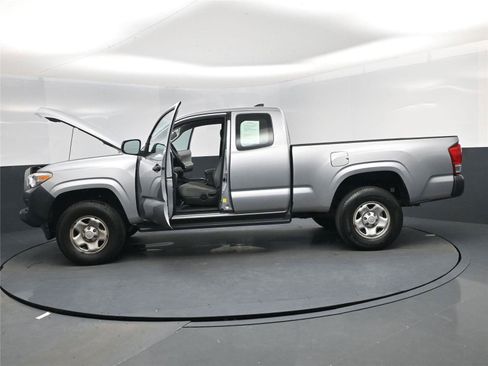 Used 2016 Toyota Tacoma SR image 30