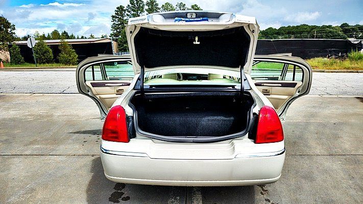 Used 2006 Lincoln Town Car Signature RWD image 20