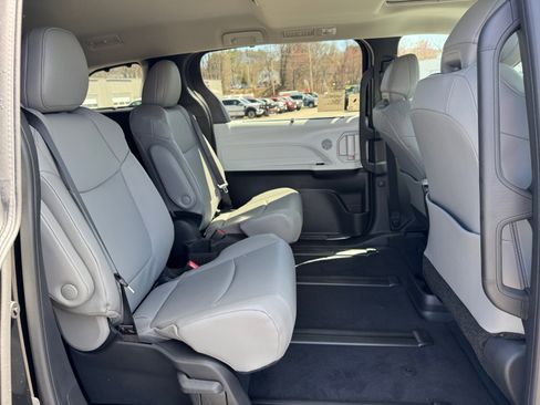 New 2026 Toyota Sienna XLE AWD/4WD image 27