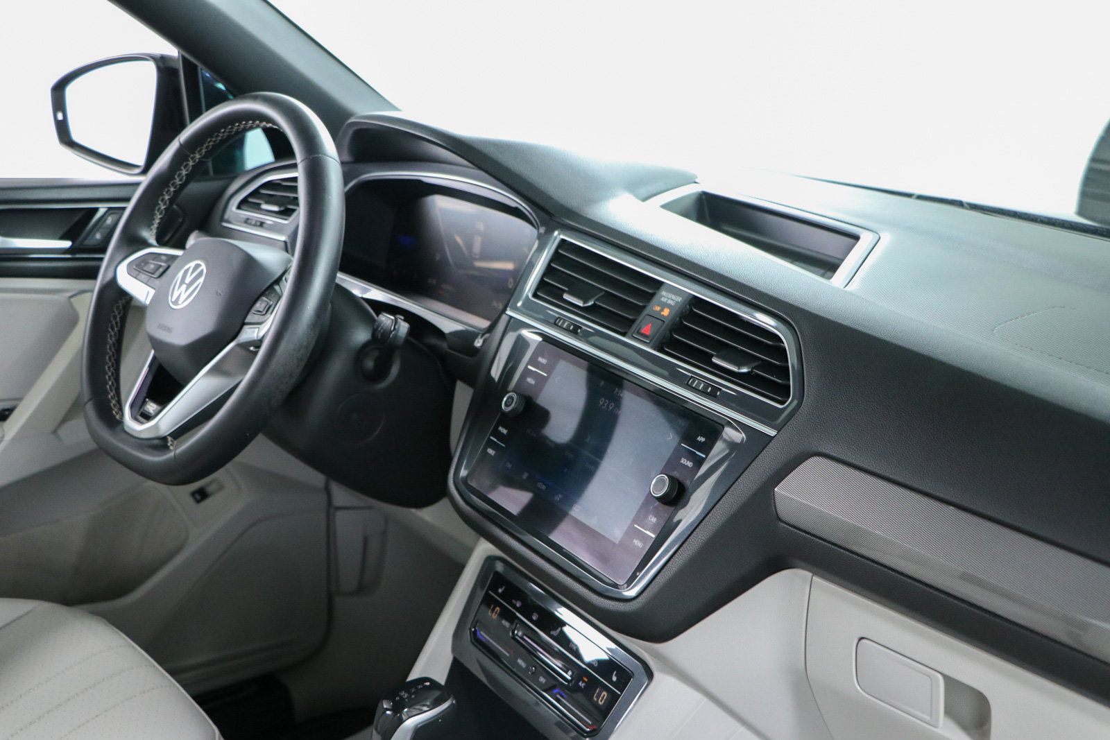 Used 2023 Volkswagen Tiguan SE R-Line FWD image 27